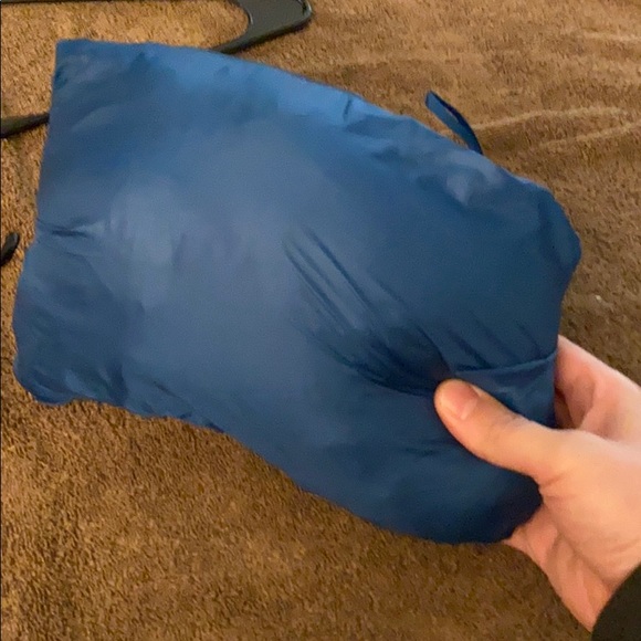 Patagonia down jacket folds into pillow - Picture 9 of 9
